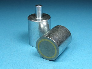 Bar-grip with core of AlNiCo 500 and spigot